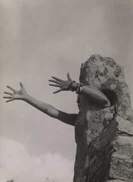 Claude Cahun: I Extend My Arms [Je tends les bras]